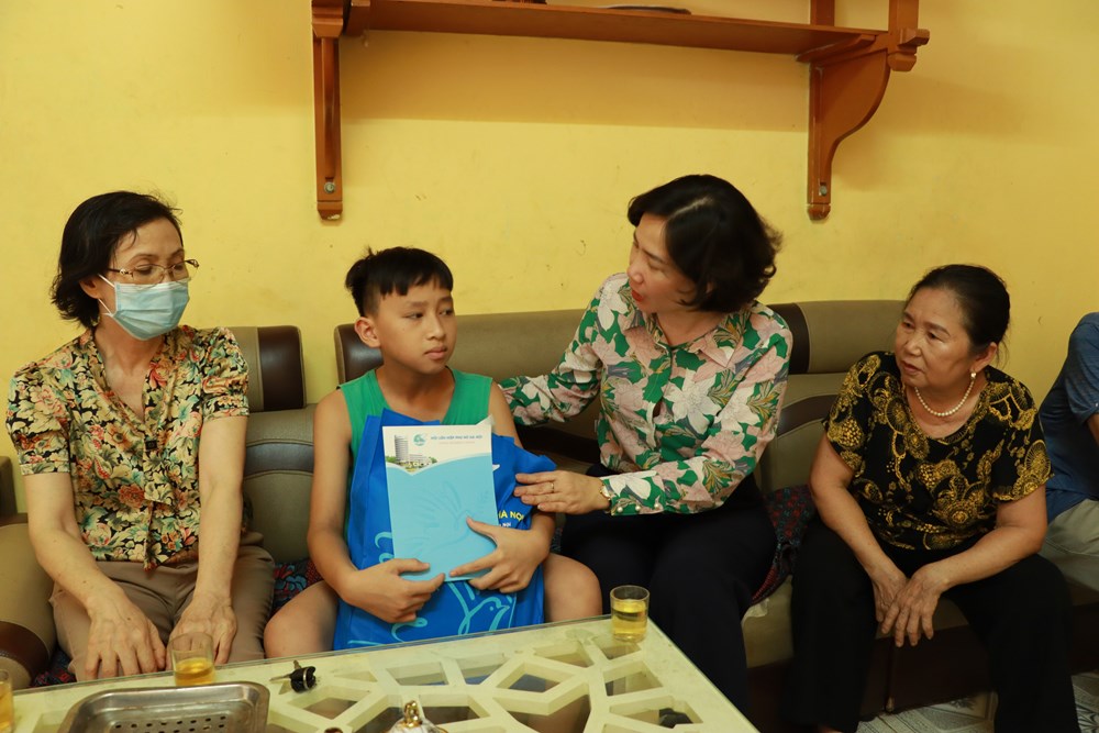 Hội LHPN Hà Nội:  Thăm tặng quà trẻ mồ côi tại huyện Thanh Oai và Hà Đông - ảnh 5