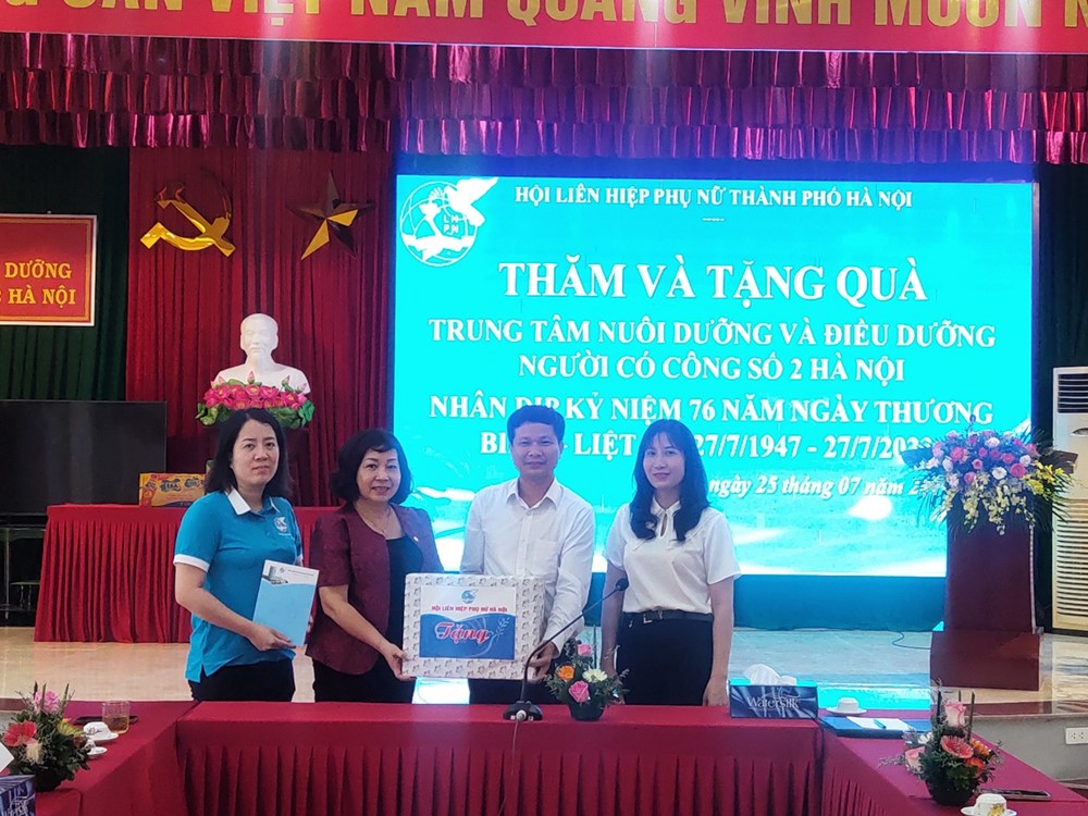 Hội LHPN Hà Nội thăm, tặng quà người có công, gia đình chính sách tại huyện Ứng Hòa, Thạch Thất - ảnh 1