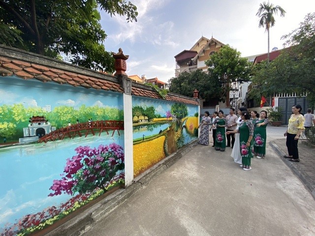 Hội LHPN phường Phúc Đồng, quận Long Biên: Gắn biển “Ngõ cờ, hoa, bích họa“ - ảnh 1