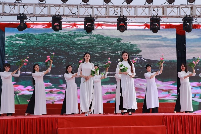 Ấn tượng chương trình lễ hội áo dài - đồng diễn dân vũ chào mừng kỷ niệm 20 năm thành lập quận - ảnh 4