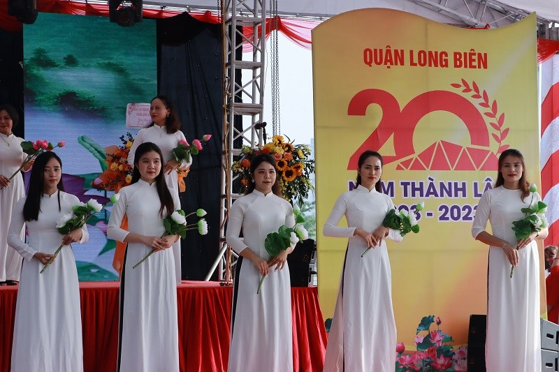 Ấn tượng chương trình lễ hội áo dài - đồng diễn dân vũ chào mừng kỷ niệm 20 năm thành lập quận - ảnh 2