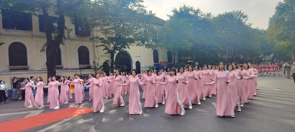 Hơn 600 hội viên phụ nữ của 12 Câu lạc bộ Dân vũ tham gia trình diễn dân vũ với áo dài - ảnh 5
