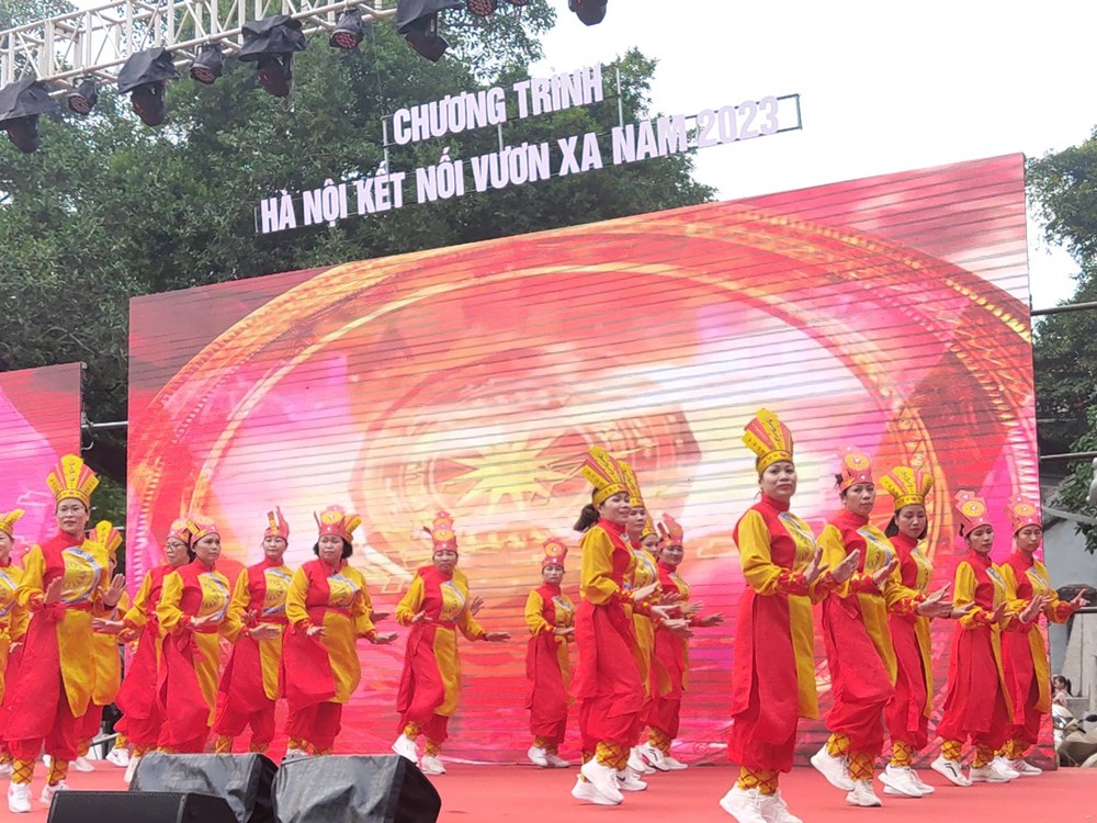 Hơn 600 hội viên phụ nữ của 12 Câu lạc bộ Dân vũ tham gia trình diễn dân vũ với áo dài - ảnh 9