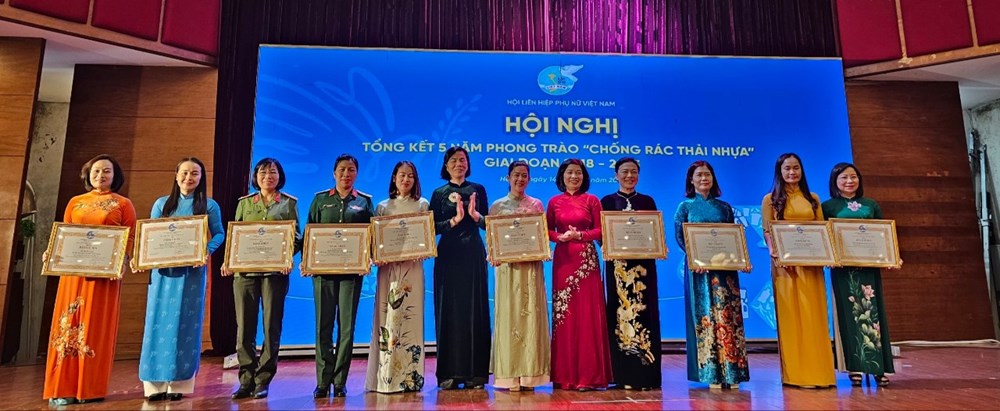 Hội LHPN Việt Nam khen thưởng 129 tập thể, cá nhân có thành tích xuất sắc trong phong trào “Chống rác thải nhựa”  - ảnh 6
