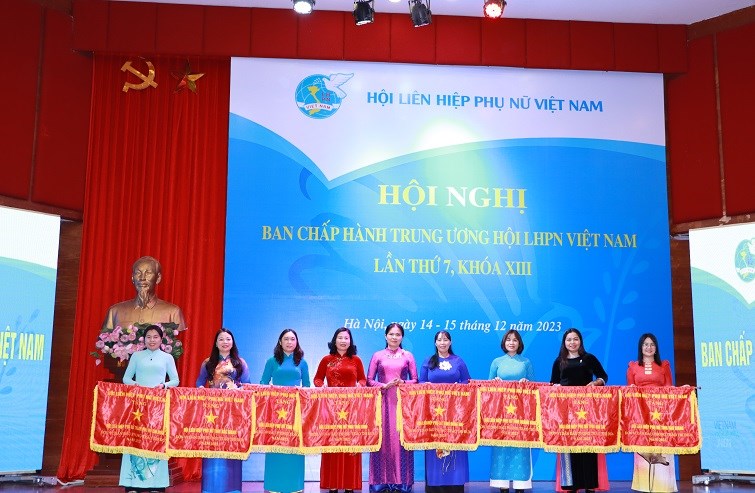 62 tập thể nhận Cờ thi đua, Bằng khen của Trung ương Hội LHPN Việt Nam - ảnh 1