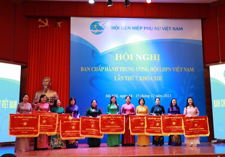 62 tập thể nhận Cờ thi đua, Bằng khen của Trung ương Hội LHPN Việt Nam - ảnh 2