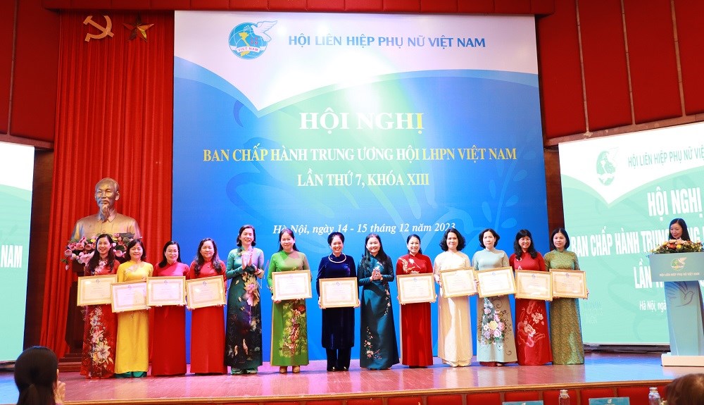 62 tập thể nhận Cờ thi đua, Bằng khen của Trung ương Hội LHPN Việt Nam - ảnh 3