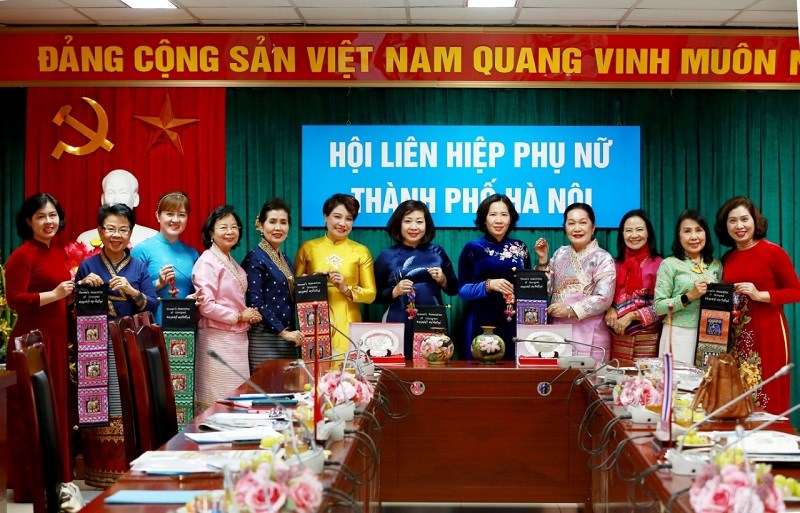 Đoàn công tác Hội Nhà báo tỉnh Chiang Mai (Thái Lan) sang thăm và làm việc với Hội LHPN Hà Nội và báo Phụ nữ Thủ đô - ảnh 8