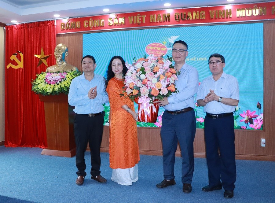 Bà Trần Thị Lan được bầu giữ chức vụ Chủ tịch Hội LHPN huyện Mê Linh - ảnh 6