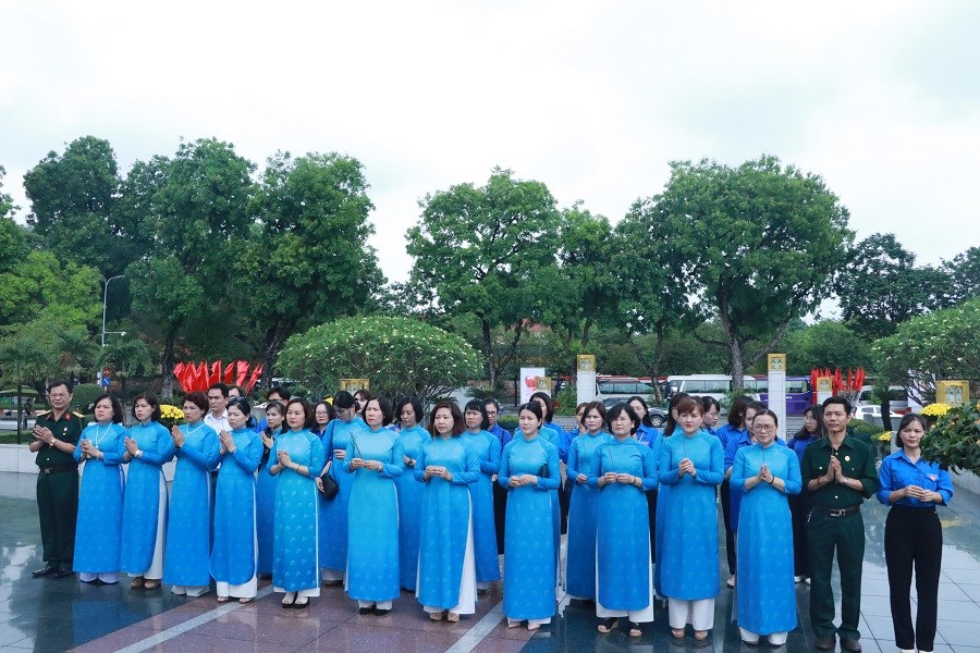 Đoàn công tác cơ quan Hội LHPN Hà Nội dâng hương tưởng niệm tại Tượng đài Bắc Sơn - ảnh 1