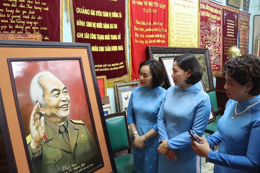 Đoàn công tác cơ quan Hội LHPN Hà Nội dâng hương tưởng niệm tại Tượng đài Bắc Sơn - ảnh 8
