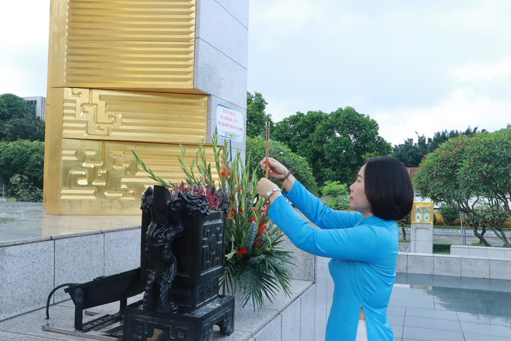 Đoàn công tác cơ quan Hội LHPN Hà Nội dâng hương tưởng niệm tại Tượng đài Bắc Sơn - ảnh 2