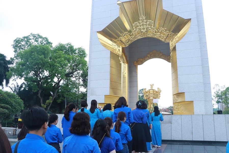 Đoàn công tác cơ quan Hội LHPN Hà Nội dâng hương tưởng niệm tại Tượng đài Bắc Sơn - ảnh 3