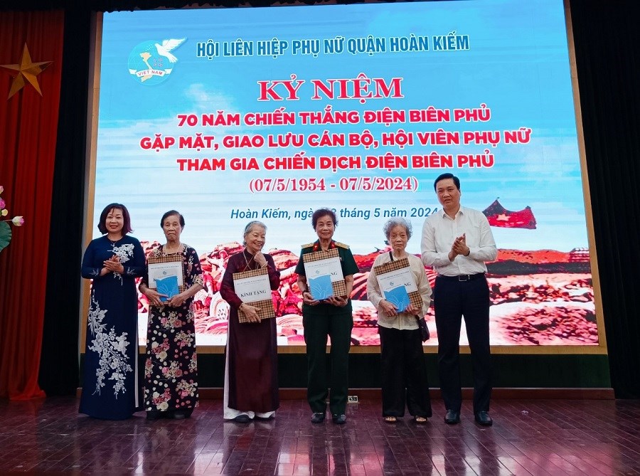 Hội LHPN quận Hoàn Kiếm: Gặp mặt, giao lưu cán bộ, hội viên phụ nữ tham gia chiến dịch Điện Biên Phủ - ảnh 1