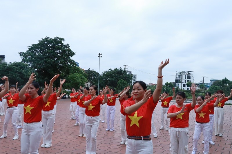 Phụ nữ quận Long Biên đồng diễn dân vũ kỷ niệm chiến thắng Điện Biên Phủ - ảnh 5