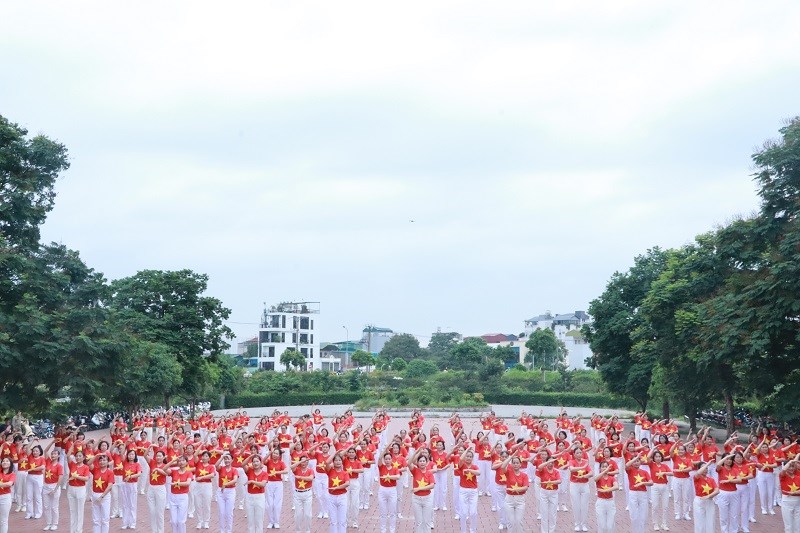 Phụ nữ quận Long Biên đồng diễn dân vũ kỷ niệm chiến thắng Điện Biên Phủ - ảnh 7