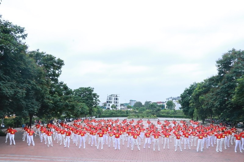Phụ nữ quận Long Biên đồng diễn dân vũ kỷ niệm chiến thắng Điện Biên Phủ - ảnh 3