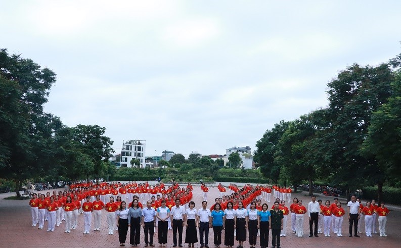 Phụ nữ quận Long Biên đồng diễn dân vũ kỷ niệm chiến thắng Điện Biên Phủ - ảnh 1