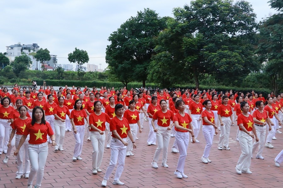 Phụ nữ quận Long Biên đồng diễn dân vũ kỷ niệm chiến thắng Điện Biên Phủ - ảnh 4