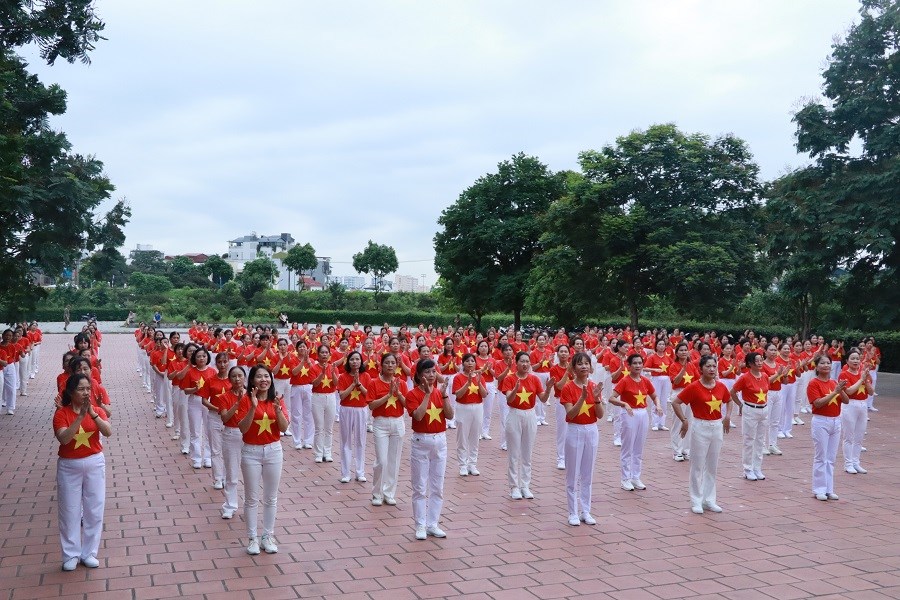 Phụ nữ quận Long Biên đồng diễn dân vũ kỷ niệm chiến thắng Điện Biên Phủ - ảnh 6