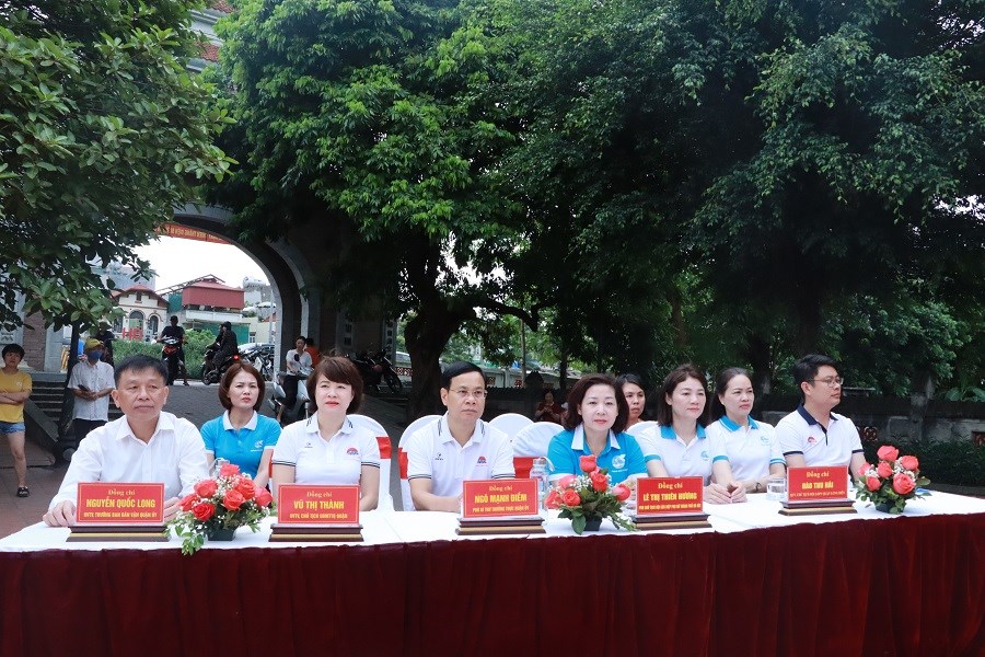 Phụ nữ quận Long Biên đồng diễn dân vũ kỷ niệm chiến thắng Điện Biên Phủ - ảnh 2