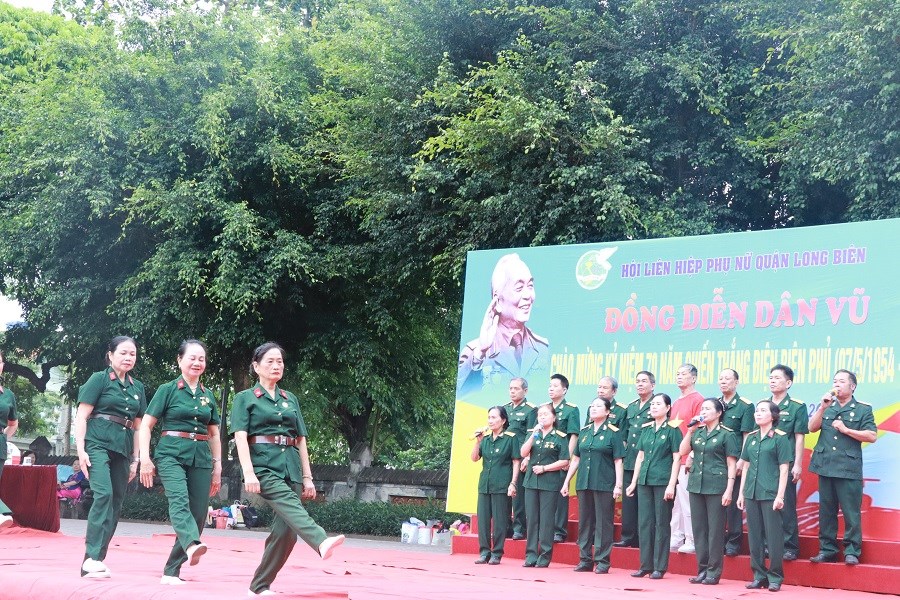 Phụ nữ quận Long Biên đồng diễn dân vũ kỷ niệm chiến thắng Điện Biên Phủ - ảnh 8