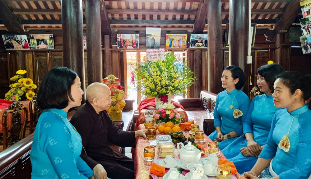 Hội LHPN Hà Nội: Thăm, chúc mừng Đại lễ Phật đản năm 2024 - ảnh 6