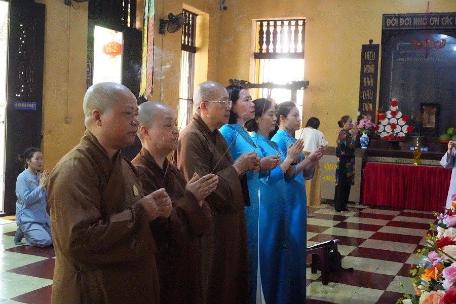 Hội LHPN Hà Nội: Thăm, chúc mừng Đại lễ Phật đản năm 2024 - ảnh 3