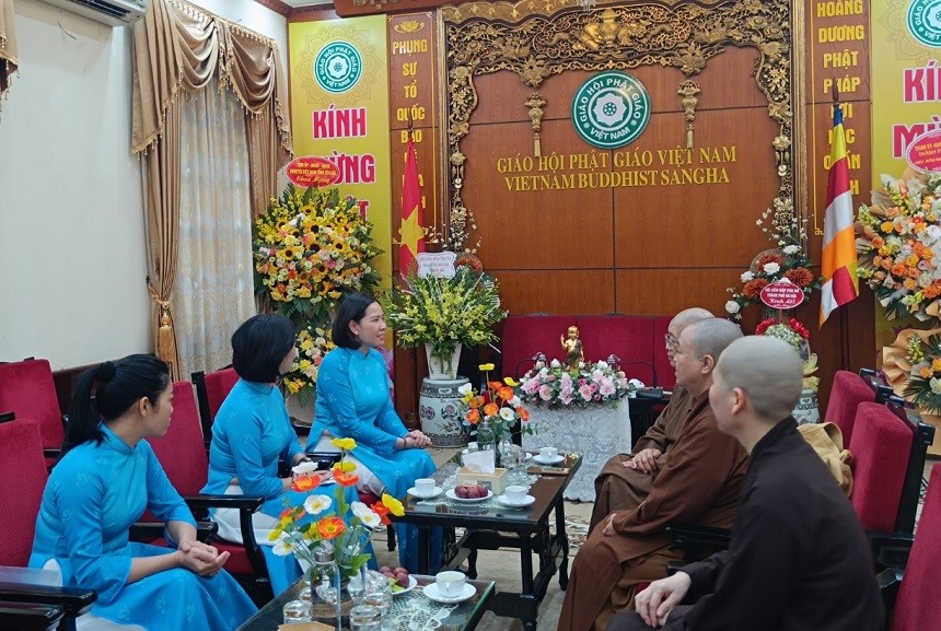 Hội LHPN Hà Nội: Thăm, chúc mừng Đại lễ Phật đản năm 2024 - ảnh 2