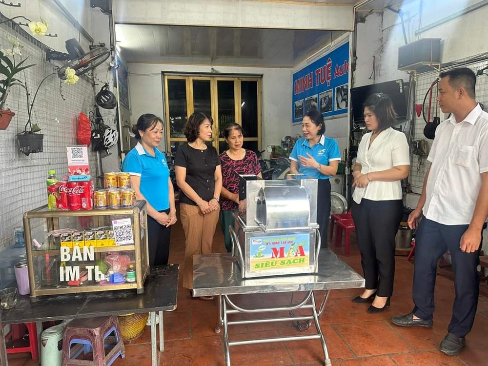Huyện Gia Lâm: Trao tặng  phương tiện sinh kế cho gia đình hội viên phụ nữ có hoàn cảnh khó khăn - ảnh 2