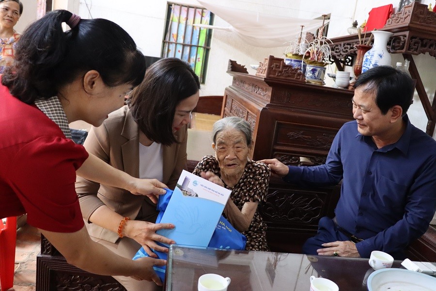 Đồng chí Lê Kim Anh, Chủ tịch Hội LHPN Hà Nội tri ân Mẹ Việt Nam Anh hùng, nữ bệnh binh - ảnh 2