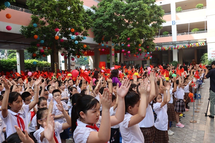 Chủ tịch HĐND TP Hà Nội dự khai giảng năm học mới tại Trường Tiểu học Chu Văn An  - ảnh 8