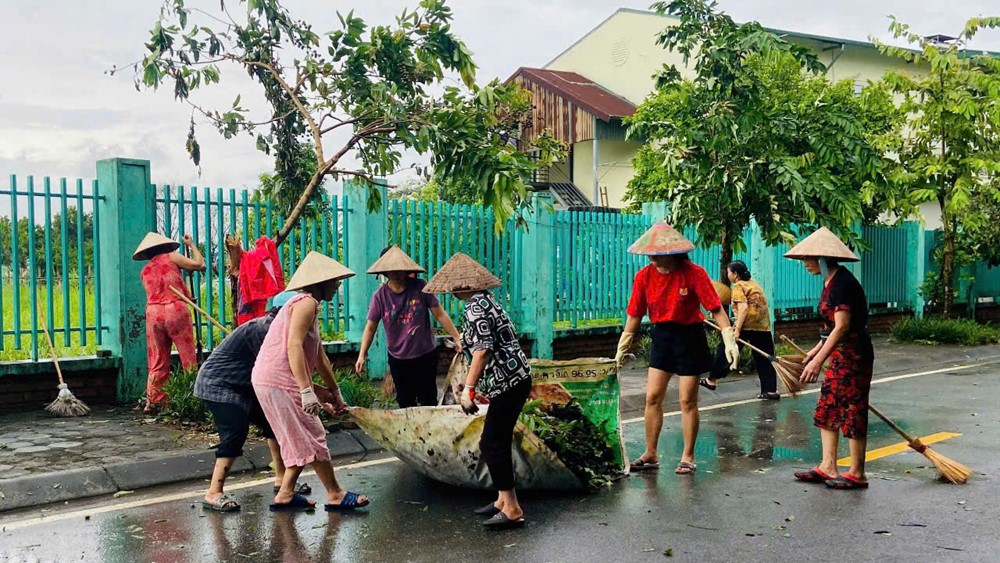 Phụ nữ quận Long Biên tham gia công tác ứng phó nước lũ tại sông Đuống - ảnh 3