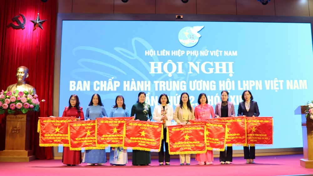 Hội LHPN Hà Nội vinh dự nhận Cờ dẫn đầu phong trào thi đua năm 2024 - ảnh 1