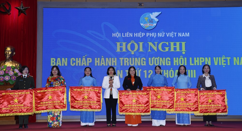 Hội LHPN Hà Nội vinh dự nhận Cờ dẫn đầu phong trào thi đua năm 2024 - ảnh 2