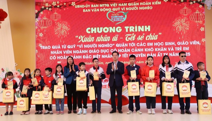 Quận Hoàn Kiếm: Trao 311 suất quà cho trẻ em, người có hoàn cảnh khó khăn - ảnh 1