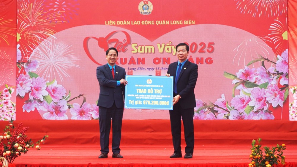 Quận Long Biên: Chương trình “Tết Sum vầy - Xuân ơn Đảng 2025” chia sẻ kết nối yêu thương người lao động - ảnh 1