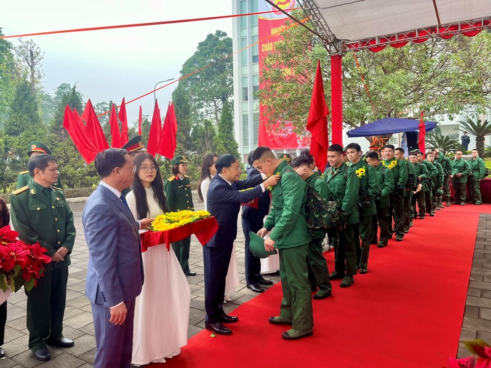 Quận Long Biên: 100 tân binh hăng hái lên đường nhập ngũ năm 2025 - ảnh 1