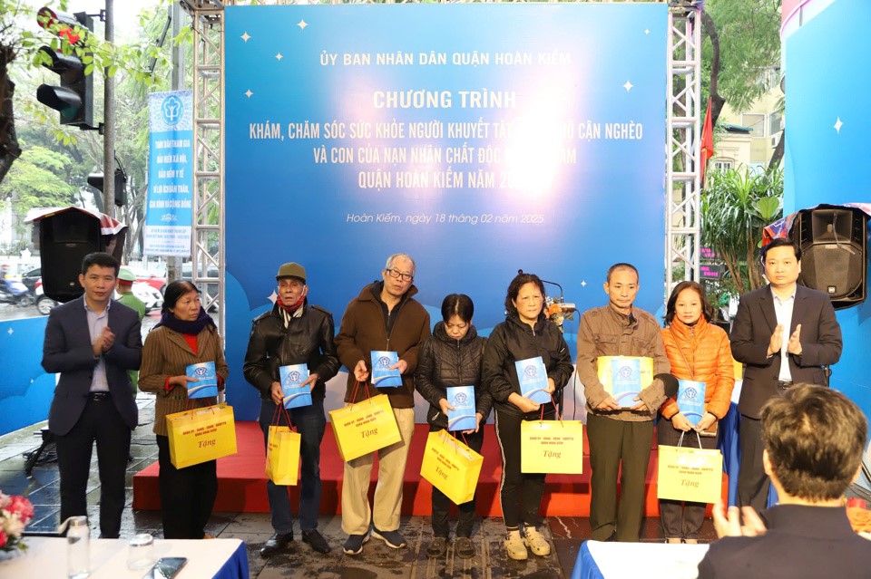 Quận Hoàn Kiếm: Khám bệnh cho 1.093 người khuyết tật; hộ cận nghèo - ảnh 1