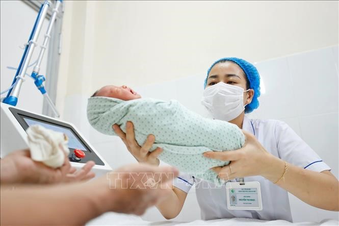 Bộ Chính trị yêu cầu không kỷ luật đảng viên sinh con thứ ba trở lên - ảnh 1