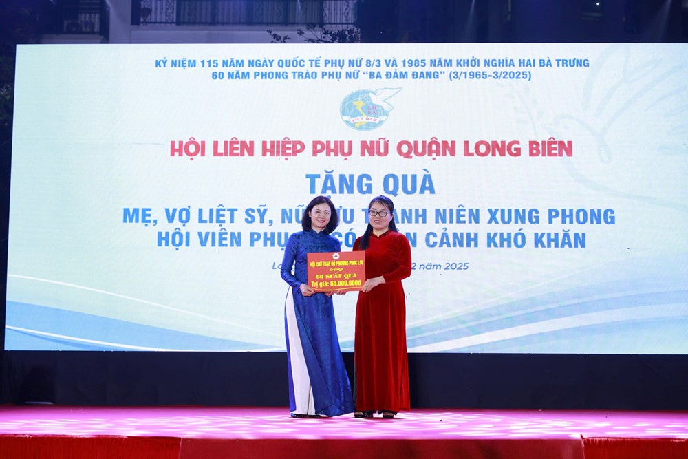 Hội LHPN quận Long Biên: Giao lưu nhân chứng lịch sử “Sáng mãi truyền thống phụ nữ Ba đảm đang” - ảnh 12