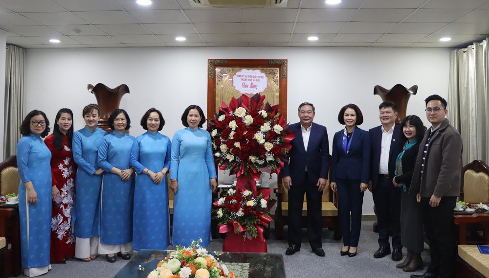 Phó Chủ tịch Thường trực UBND Thành phố Lê Hồng Sơn thăm, chúc mừng chị em phụ nữ nhân ngày 8/3 - ảnh 2