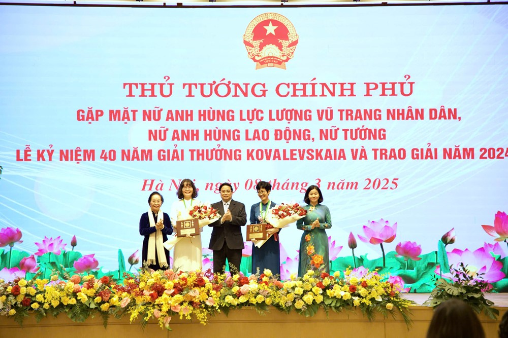 Thủ tướng Chính phủ Phạm Minh Chính gặp mặt các nữ Anh hùng, nhà khoa học  - ảnh 4