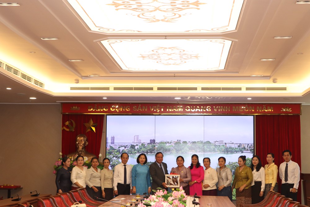 Hội LHPN Thủ đô Viêng Chăn (CHDCND Lào) đến thăm và làm việc tại Hà Nội - ảnh 5