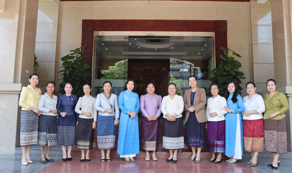 Hội LHPN Thủ đô Viêng Chăn (CHDCND Lào) đến thăm và làm việc tại Hà Nội - ảnh 8