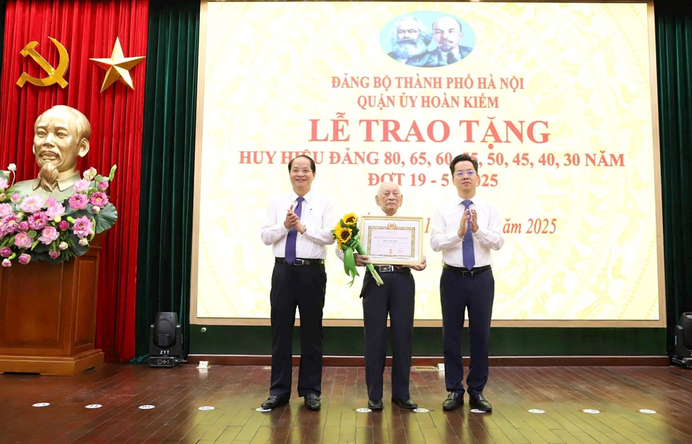 Quận Hoàn Kiếm: Trao Huy hiệu Đảng cho 214 đảng viên nhân kỷ niệm Ngày sinh Chủ tịch Hồ Chí Minh 19/5 - ảnh 1