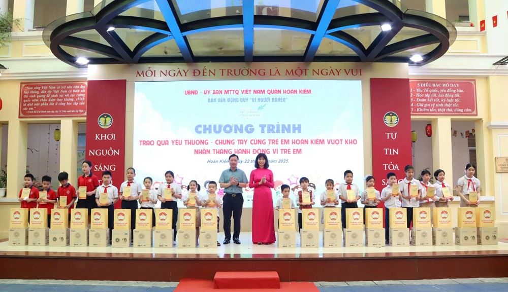  “Trao quà yêu thương - Chung tay cùng trẻ em Hoàn Kiếm vượt khó” nhân dịp 1/6 - ảnh 2