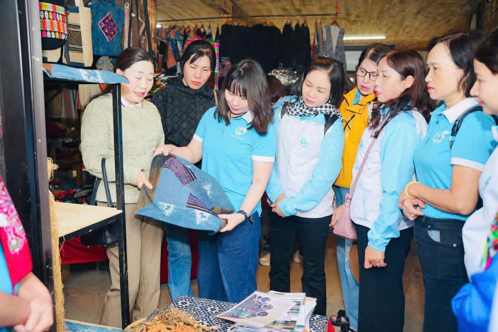 Hội LHPN huyện Ứng Hòa tặng 30 suất quà cho trẻ em mồ côi, trẻ em có hoàn cảnh khó khăn tỉnh Lào Cai - ảnh 3