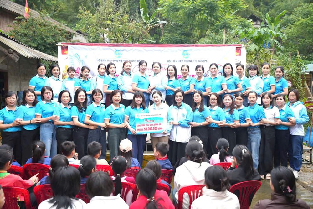 Hội LHPN huyện Ứng Hòa tặng 30 suất quà cho trẻ em mồ côi, trẻ em có hoàn cảnh khó khăn tỉnh Lào Cai - ảnh 2
