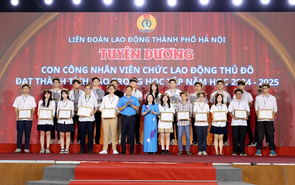 LĐLĐ TP Hà Nội: Biểu dương 100 gia đình công nhân viên chức lao động Thủ đô tiêu biểu năm 2025 - ảnh 5